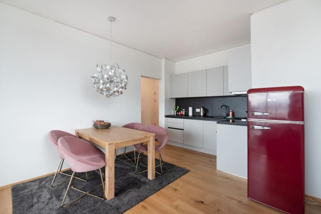 Hoch Hinaus, Neu Und Stilvoll Mit Pool Am Dach Apartment เวียนนา ภายนอก รูปภาพ