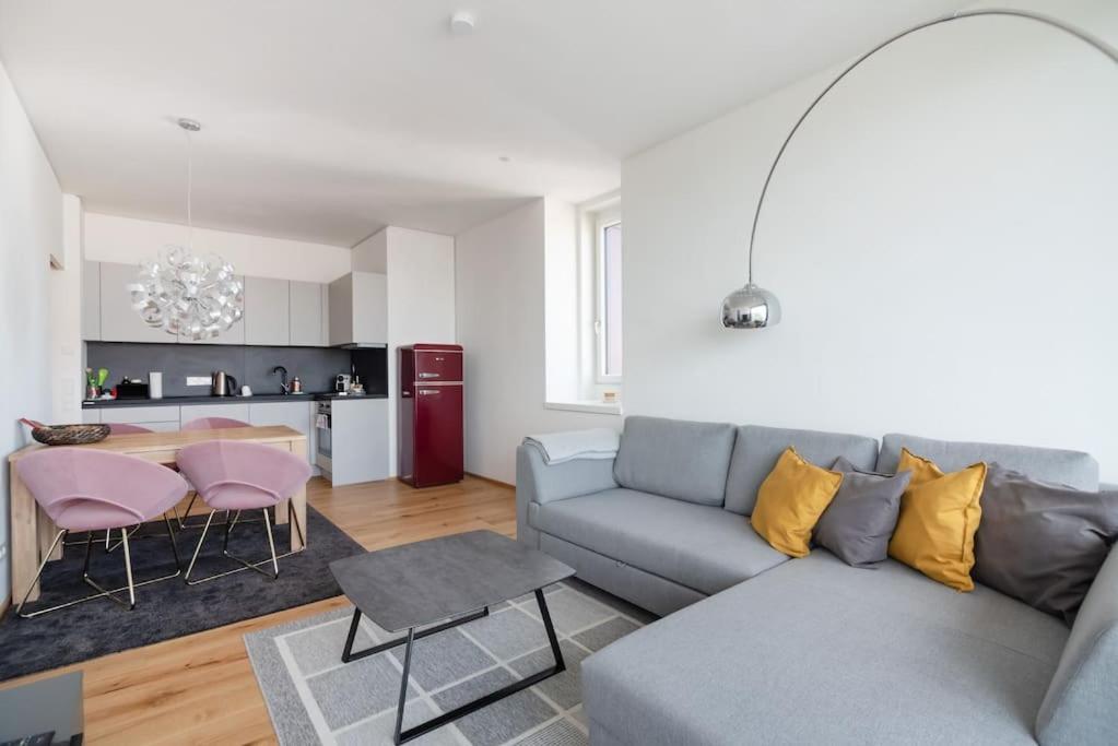 Hoch Hinaus, Neu Und Stilvoll Mit Pool Am Dach Apartment เวียนนา ภายนอก รูปภาพ