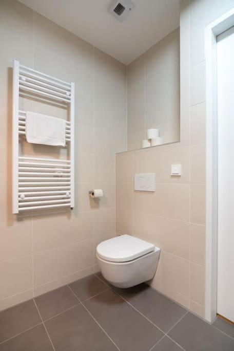 Hoch Hinaus, Neu Und Stilvoll Mit Pool Am Dach Apartment เวียนนา ภายนอก รูปภาพ