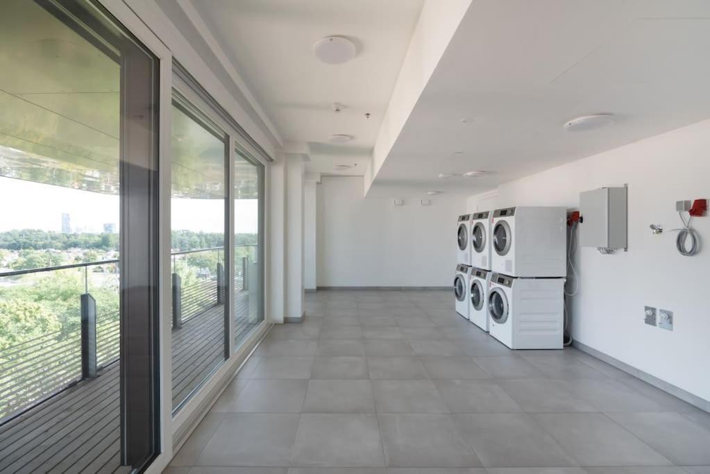 Hoch Hinaus, Neu Und Stilvoll Mit Pool Am Dach Apartment เวียนนา ภายนอก รูปภาพ